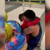 Conmovedor encuentro de un padre cubano y su hijo en el aeropuerto de Houston (1)