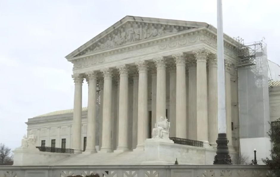 Corte Suprema suspende de manera temporal polémica ley migratoria de Texas