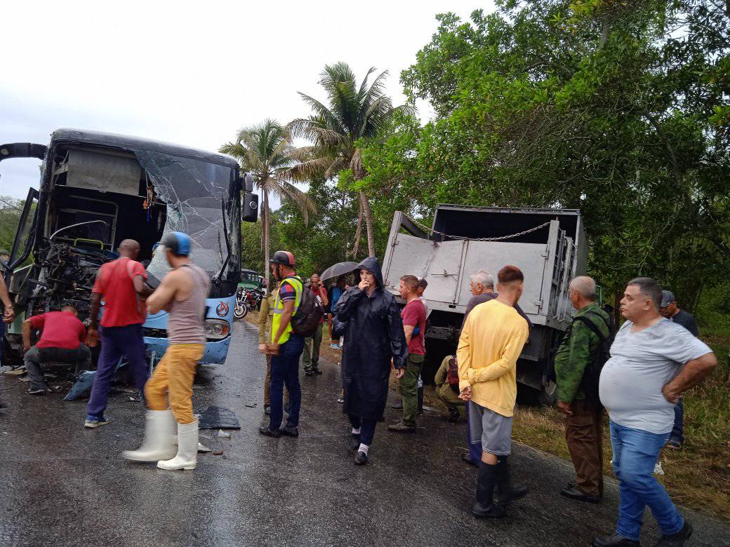 Fatal colisión en ruta a Santa Clara deja saldo de un fallecido y 11 lesionados