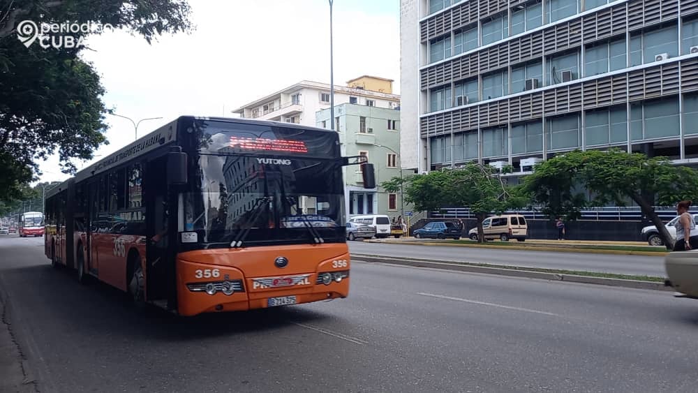 Fotografía antigua del transporte público en La Habana desata polémica en redes sociales
