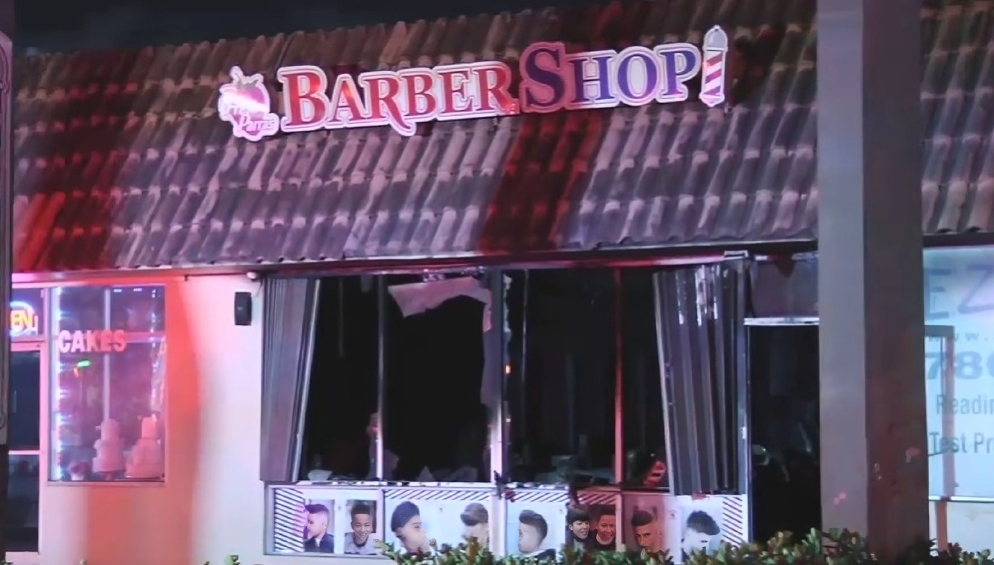 Incendio destroza barbería en Hialeah en horas de la madrugada (1)