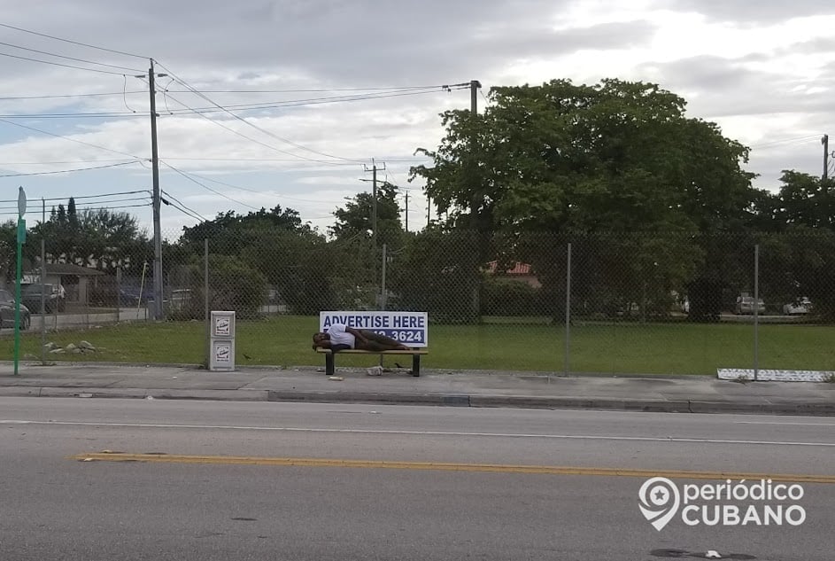 Nueva ley de Florida prohibirá a persona sin hogar acampar en la vía pública