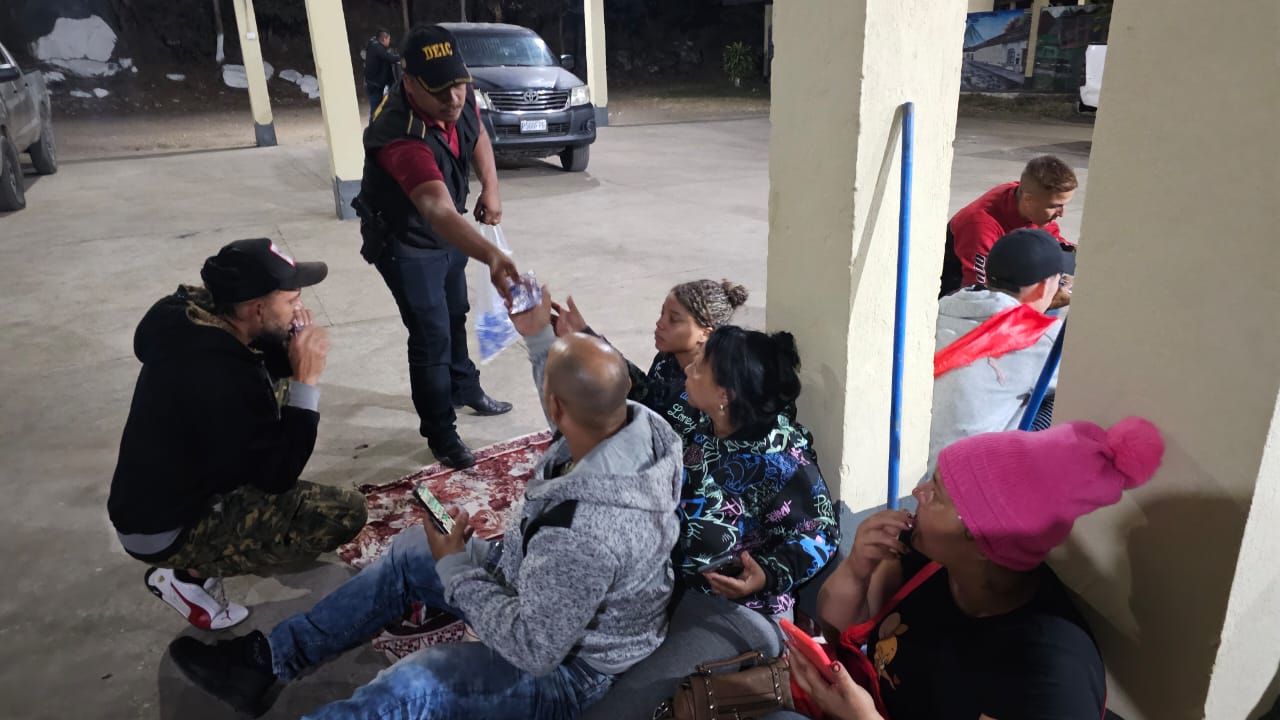 Policía de Guatemala detiene a 18 migrantes cubanos y sus coyotes