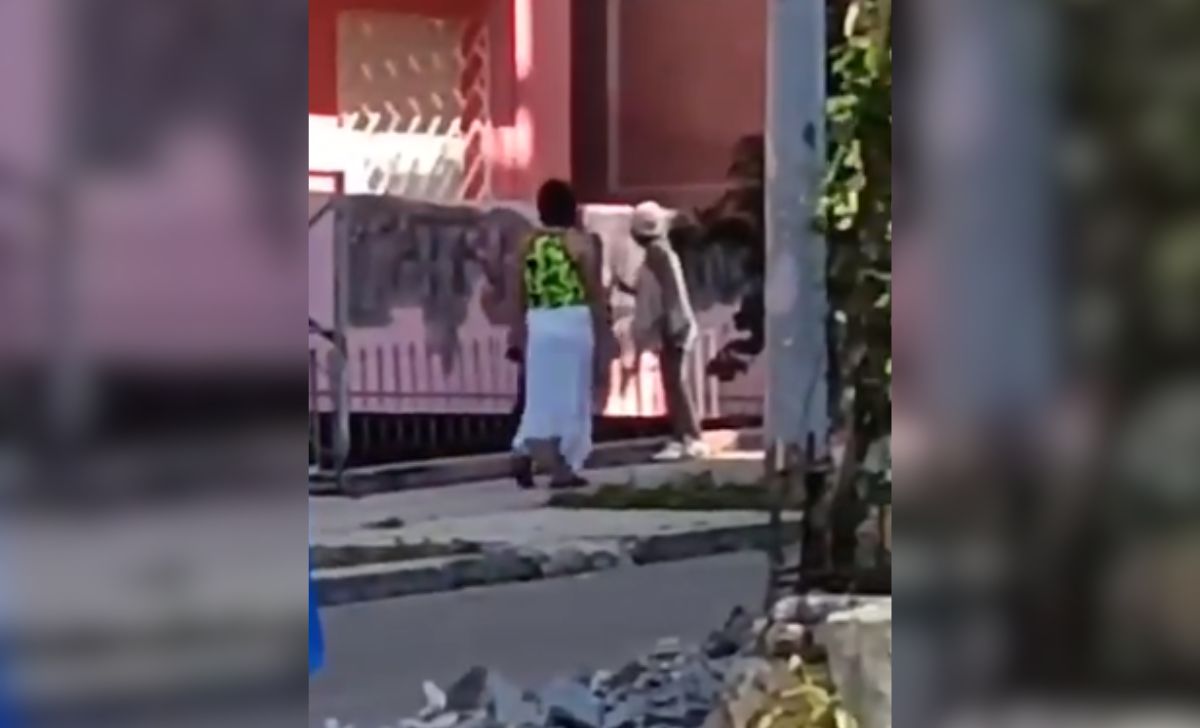 Seguridad del Estado despliega personal para borrar cartel en lugar de limpiar basura acumulada