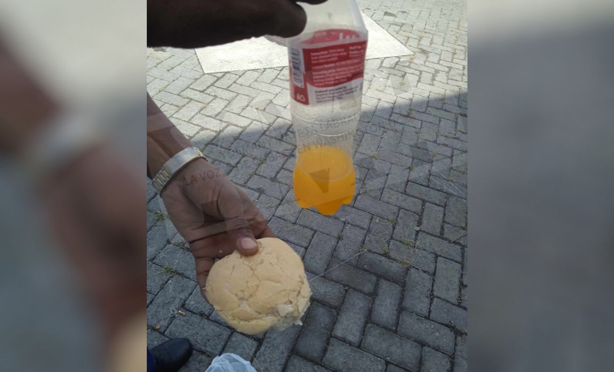 Trabajadores portuarios de Santiago de Cuba se alimentan con pan viejo y un poquito de refresco