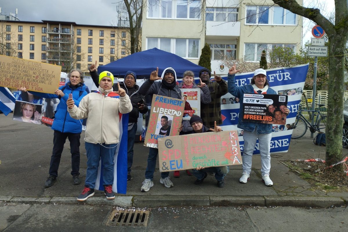 Un grupo de diez cubanos protestó frente a la embajada cubana en Berlín