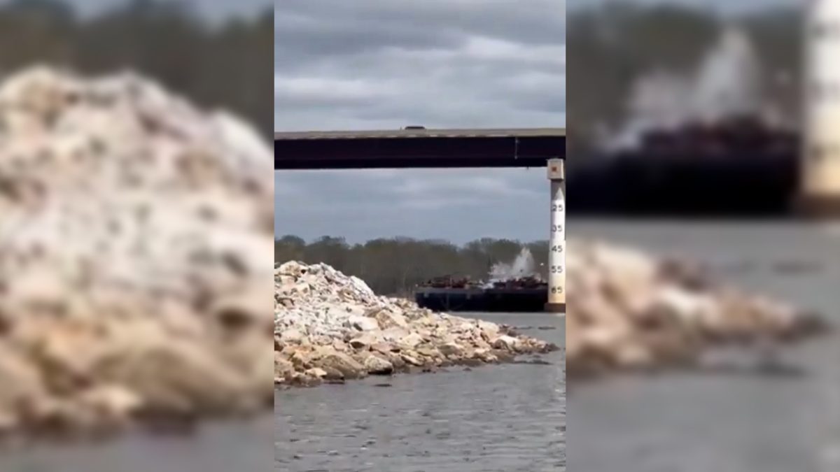 barco choca con puente rio Arkansas Sallisaw Oklahoma