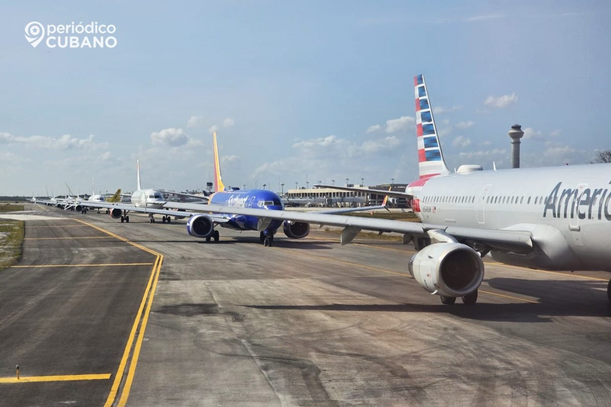cola de aviones en el aeropuerto Miami (1)