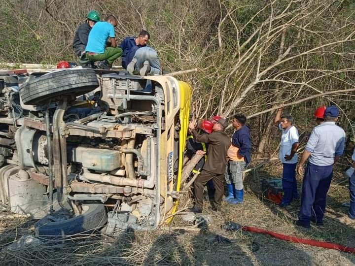 Conductor atrapado en cabina de camión por cuatro horas tras accidente en Granma
