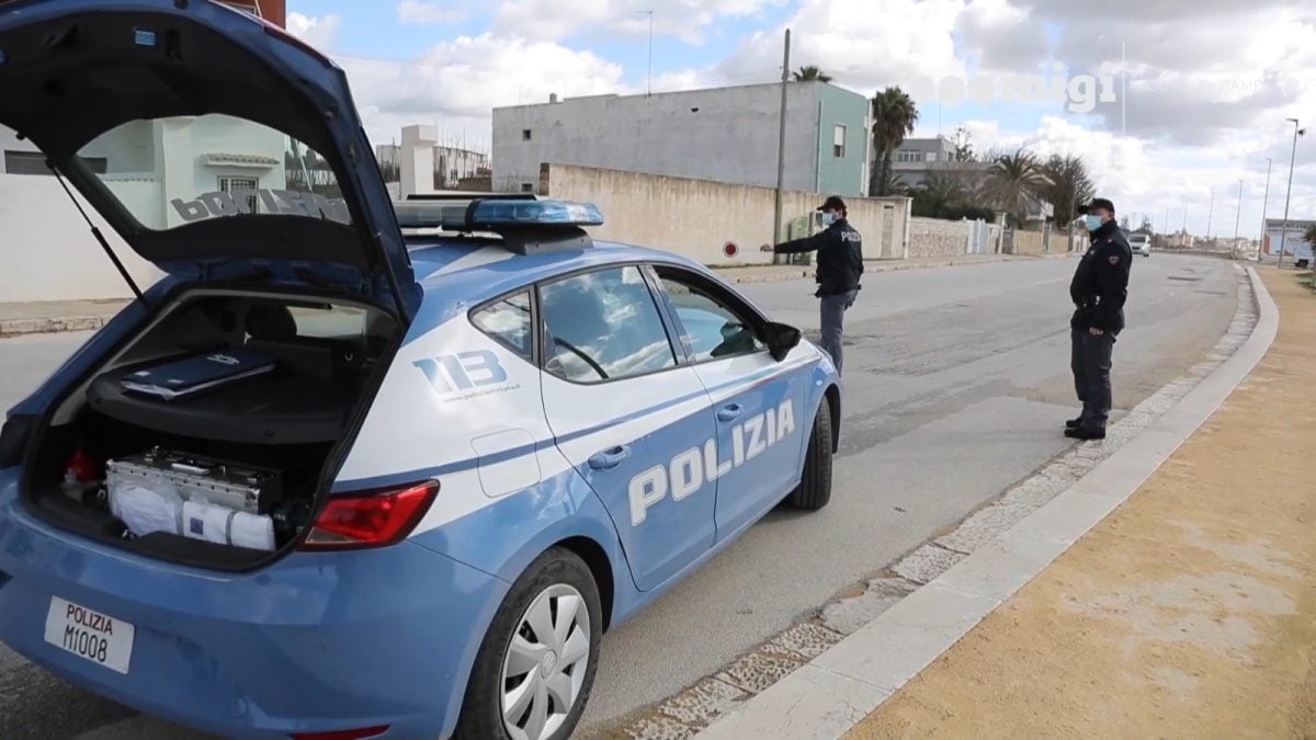 Cubano anda desnudo por las calles de Italia y la policía lo detiene