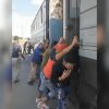 Cubanos obligados a empujar tren luego de un falla en plena ruta a Santa Clara (1)