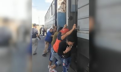 Cubanos obligados a empujar tren luego de un falla en plena ruta a Santa Clara (1)