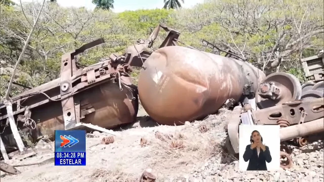 Derrame de petróleo del tren descarrilado en Sancti Spíritus llega a un afluente del río Zaza