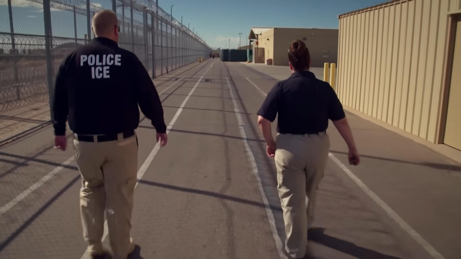 ICE disminuye la cantidad de migrantes detenidos y expande el monitoreo por GPS