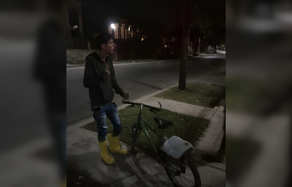 Joven cubano pedalea kilómetros en La Habana para devolver una mochila extraviada (1)