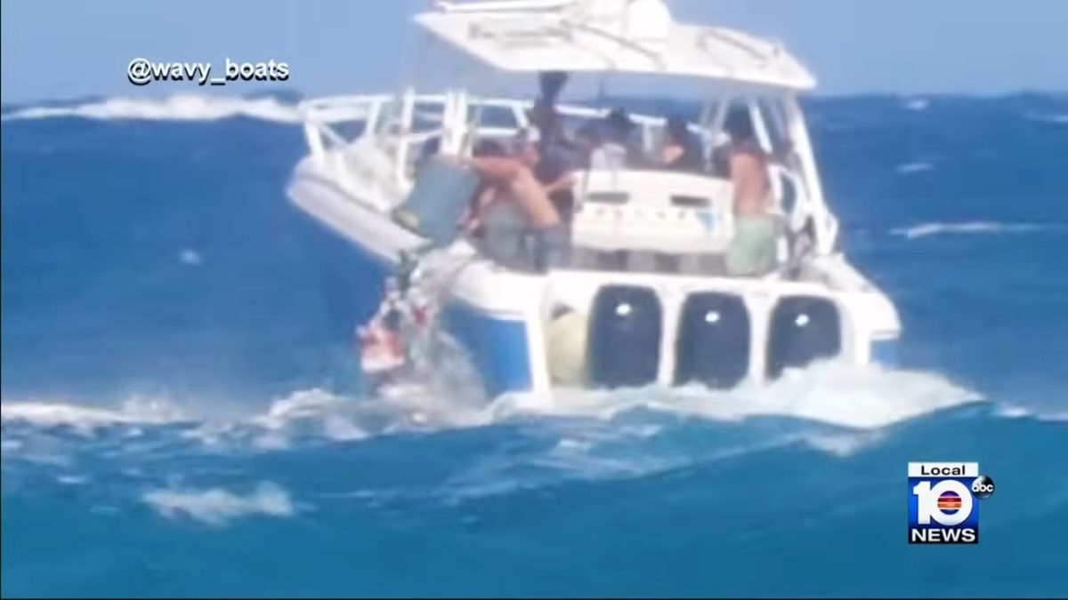 Jóvenes arrojan basura cuando navegaban en aguas del sur de Florida