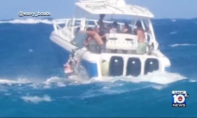 Jóvenes arrojan basura cuando navegaban en aguas del sur de Florida