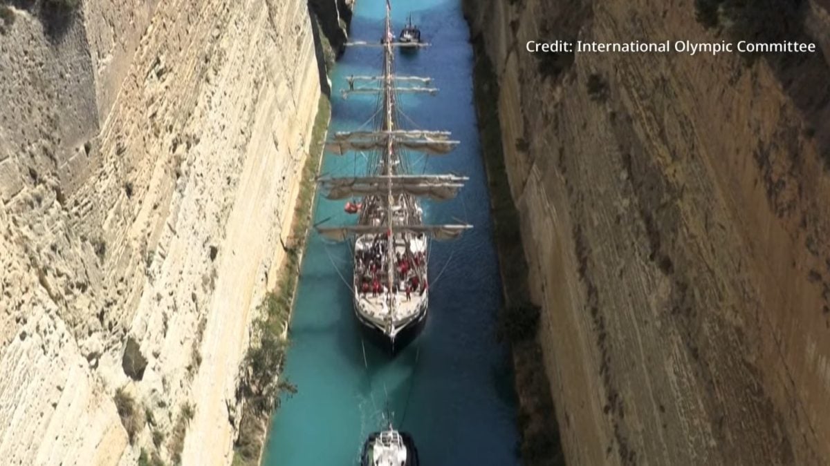 La antorcha olímpica atraviesa en un velero el canal de Corinto
