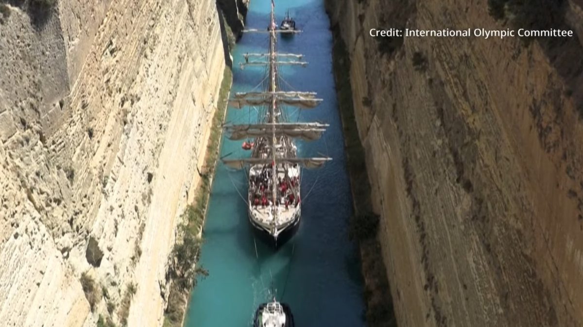 La antorcha olímpica atraviesa en un velero el canal de Corinto
