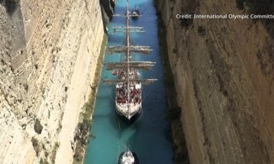 La antorcha olímpica atraviesa en un velero el canal de Corinto