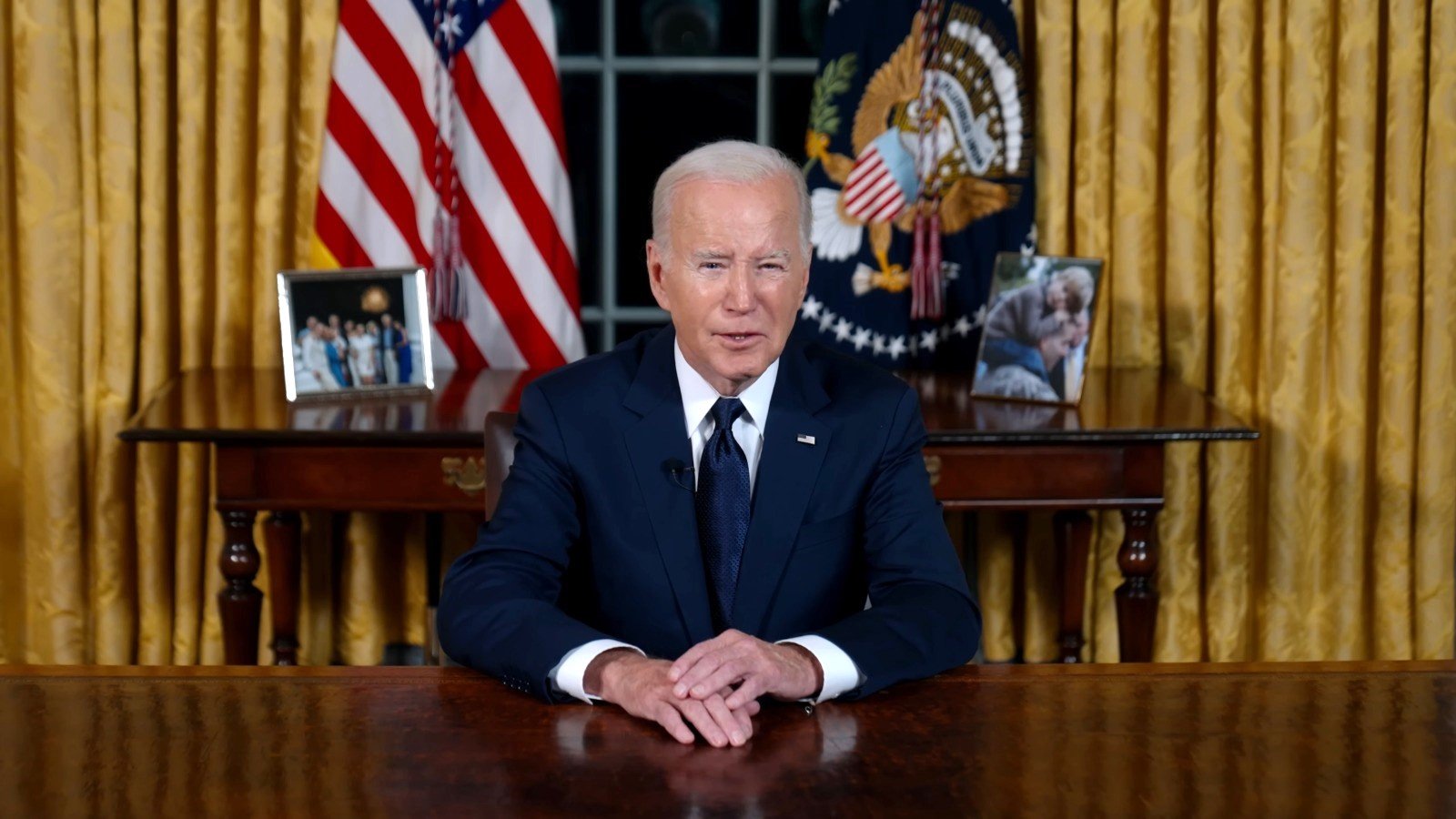 Niños de EEUU le muestran el dedo del medio a Biden durante su campaña electoral