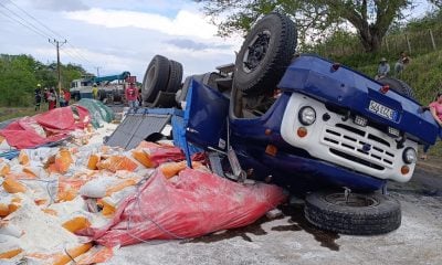 Desperdician decenas de sacos de harina de trigo tras accidente de camión de carga en Las Tunas