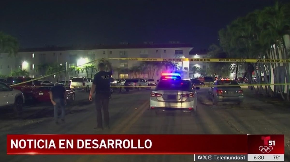 Encuentran a un adulto y un niño muertos en un apartamento de Hialeah (15)