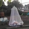 Foto viral duerme en azotea con mosquitero por culpa de apagones en Cuba