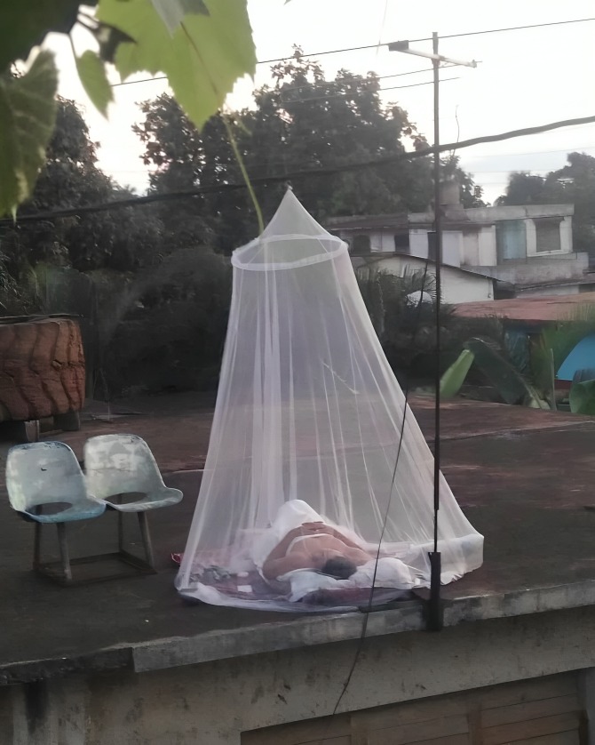 Foto viral duerme en azotea con mosquitero por culpa de apagones en Cuba
