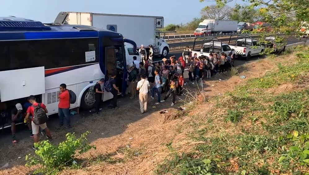 Migrantes cubanos interceptados cuando viajaban a bordo de camiones turísticos en México (13)