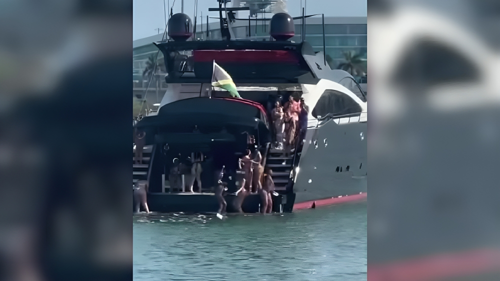 Mujeres lanzan decenas de billetes desde un yate en la bahía de Biscayne (1)