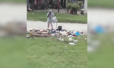 Niños gritan a un indigente en Santiago de Cuba ¡No coma basura! (1)
