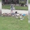 Niños gritan a un indigente en Santiago de Cuba ¡No coma basura! (1)