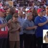 Raúl Castro asiste al 1 de mayo con gafas Ray-Ban y dispositivo para la sordera