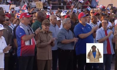 Raúl Castro asiste al 1 de mayo con gafas Ray-Ban y dispositivo para la sordera