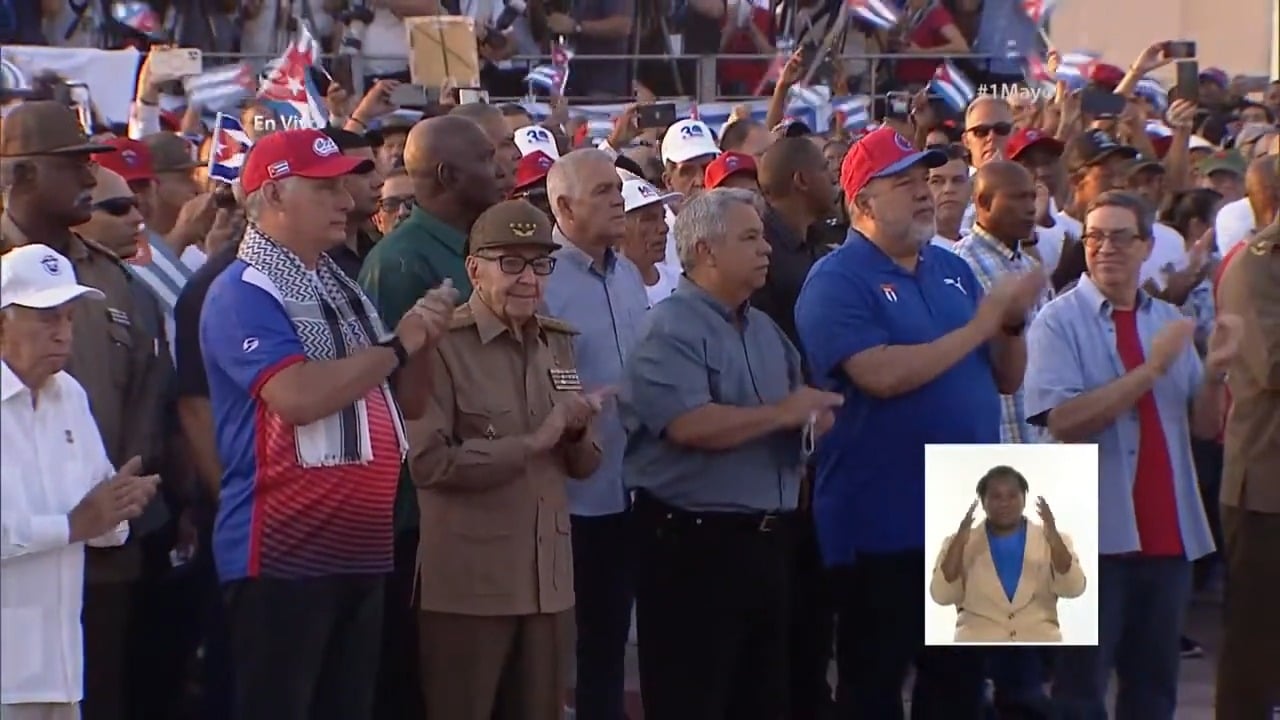 Raúl Castro asiste al 1 de mayo con gafas Ray-Ban y dispositivo para la sordera