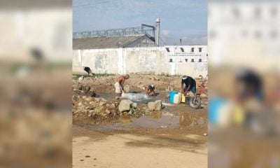 Vecinos en Santiago de Cuba acuden a salideros por falta de agua en sus hogares
