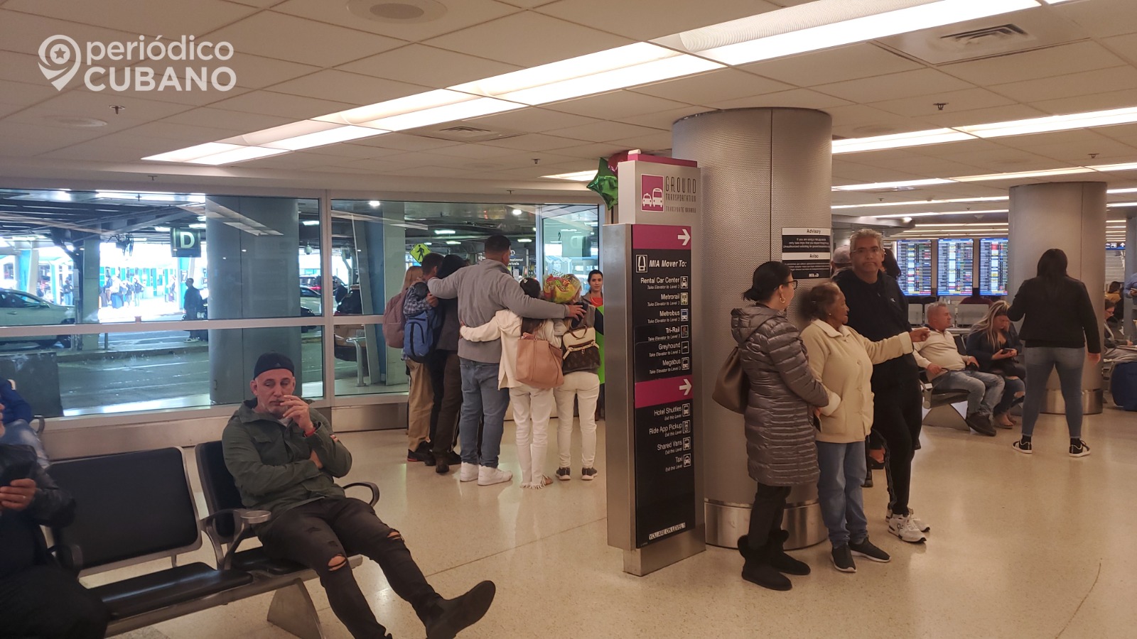 Aeropuerto de Miami cobrará por dormir en sus instalaciones en espera de un vuelo