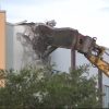 Comienza la demolición del edificio donde ocurrió la masacre de Parkland (1)