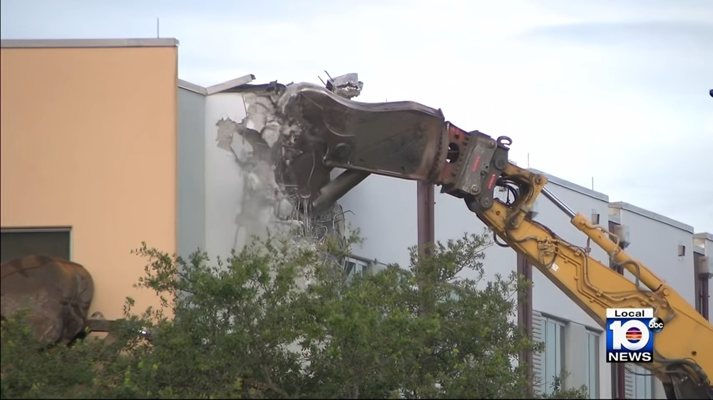Comienza la demolición del edificio donde ocurrió la masacre de Parkland (1)