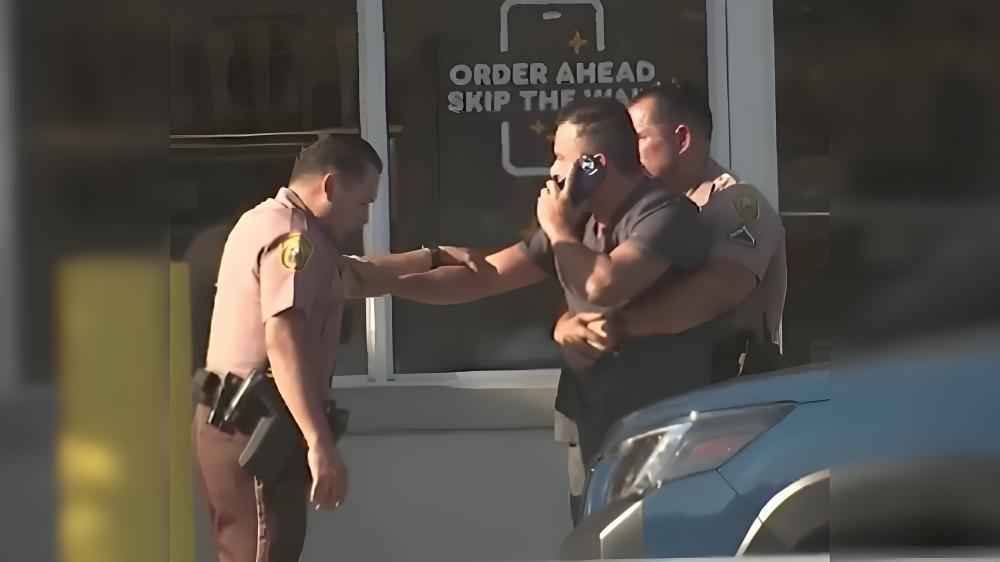 Encuentran a tres personas fallecidas en el área de autoservicio de un banco en Miami-Dade (1)