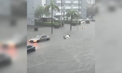 Hombre navega en su kayak mientras ocurría una inundación en el sur de Florida (1)