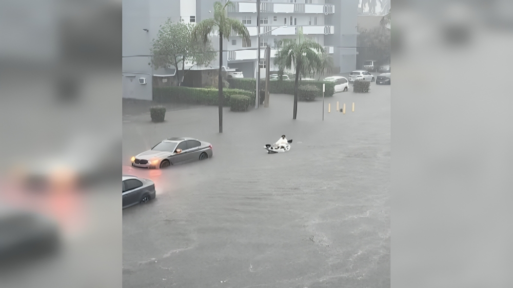 Hombre navega en su kayak mientras ocurría una inundación en el sur de Florida (1)