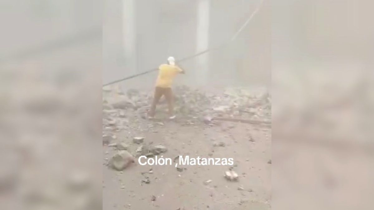 Impresionantes imágenes del derrumbe de un edificio abandonado en Colón - 1