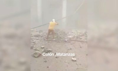 Impresionantes imágenes del derrumbe de un edificio abandonado en Colón - 1