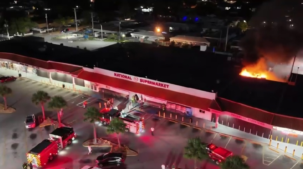 Incendio deja visibles daños en el National Supermarket de Hialeah