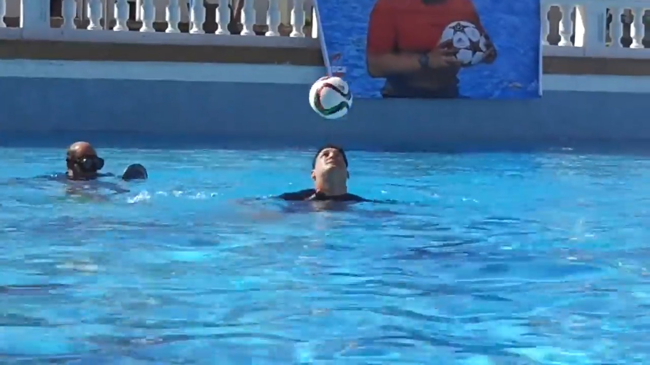 Johen Lefont establece nuevo récord mundial en dominio del balón en el agua