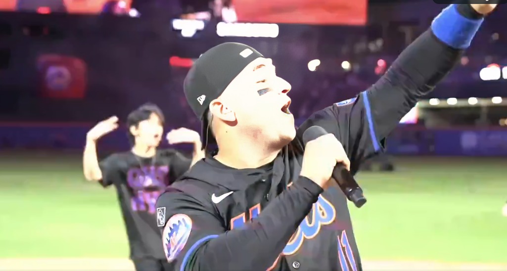 Pelotero cubano José ‘Candelita’ Iglesias canta en el estadio de los Mets para celebrar la victoria