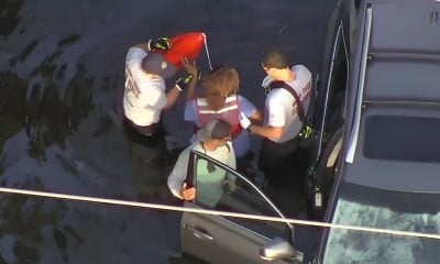 Rescatistas salvan a conductores atrapados por inundaciones en Miami-Dade (1)