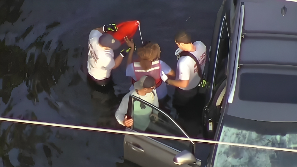 Rescatistas salvan a conductores atrapados por inundaciones en Miami-Dade (1)